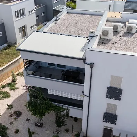 Sea Breeze Apartment *