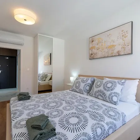 Sea Breeze Apartment *